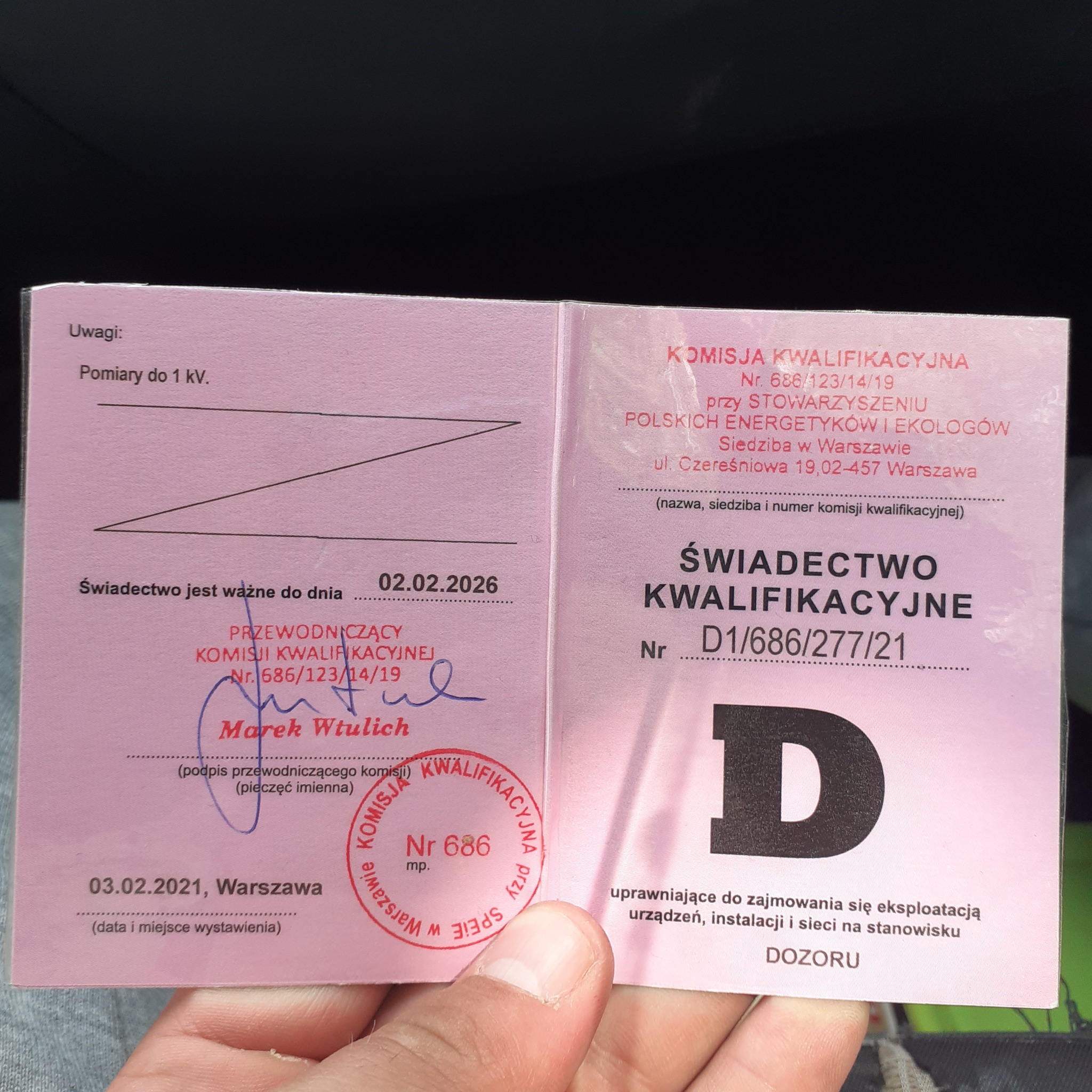 Otwarta książeczka kwalifikacyjna z pieczątkami i podpisem, uprawniająca do zajmowania się eksploatacją urządzeń, instalacji i sieci do 1 kV na stanowisku dozoru, ważna do 02.02.2026, wydana...