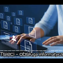 Kobieta w błękitnej koszuli pracuje na laptopie, nad klawiaturą unoszą się ikony dokumentów i sylwetki użytkowników, symbolizujące cyfrowy obieg informacji i zarządzanie danymi.