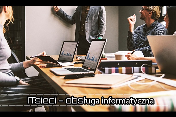 Zespół analizuje dane na laptopach podczas spotkania biznesowego, prezentacja wyników na tablicy.