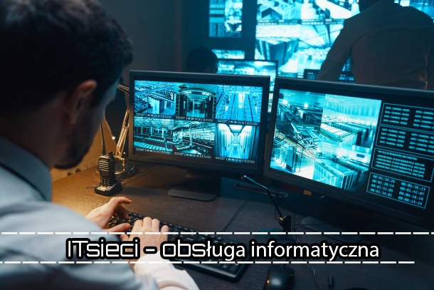 Operator monitoruje ekrany z obrazem z kamer przemysłowych w centrum nadzoru, obok krótkofalówka.