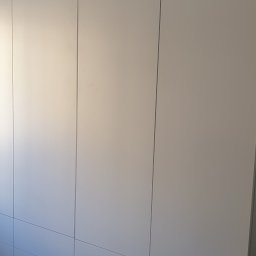 Omeblowani Mariusz Jastrzębski - Szafa otwierana w systemie push to open