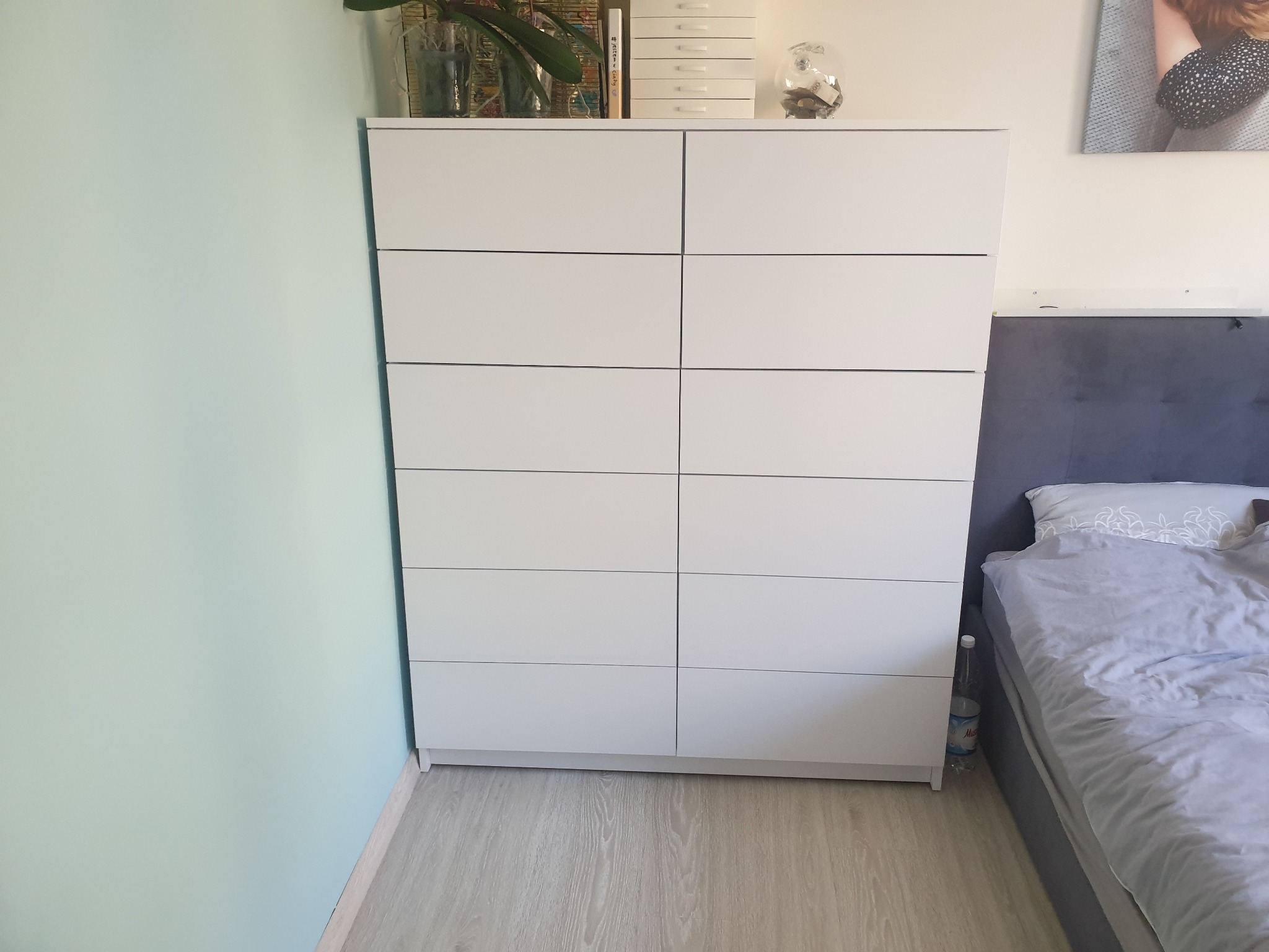 Wysoka komoda z szufladami otwieranymi na dotyk