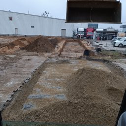 Usuwanie kostki , kruszywa warstwowo + profilacja pod stopy 