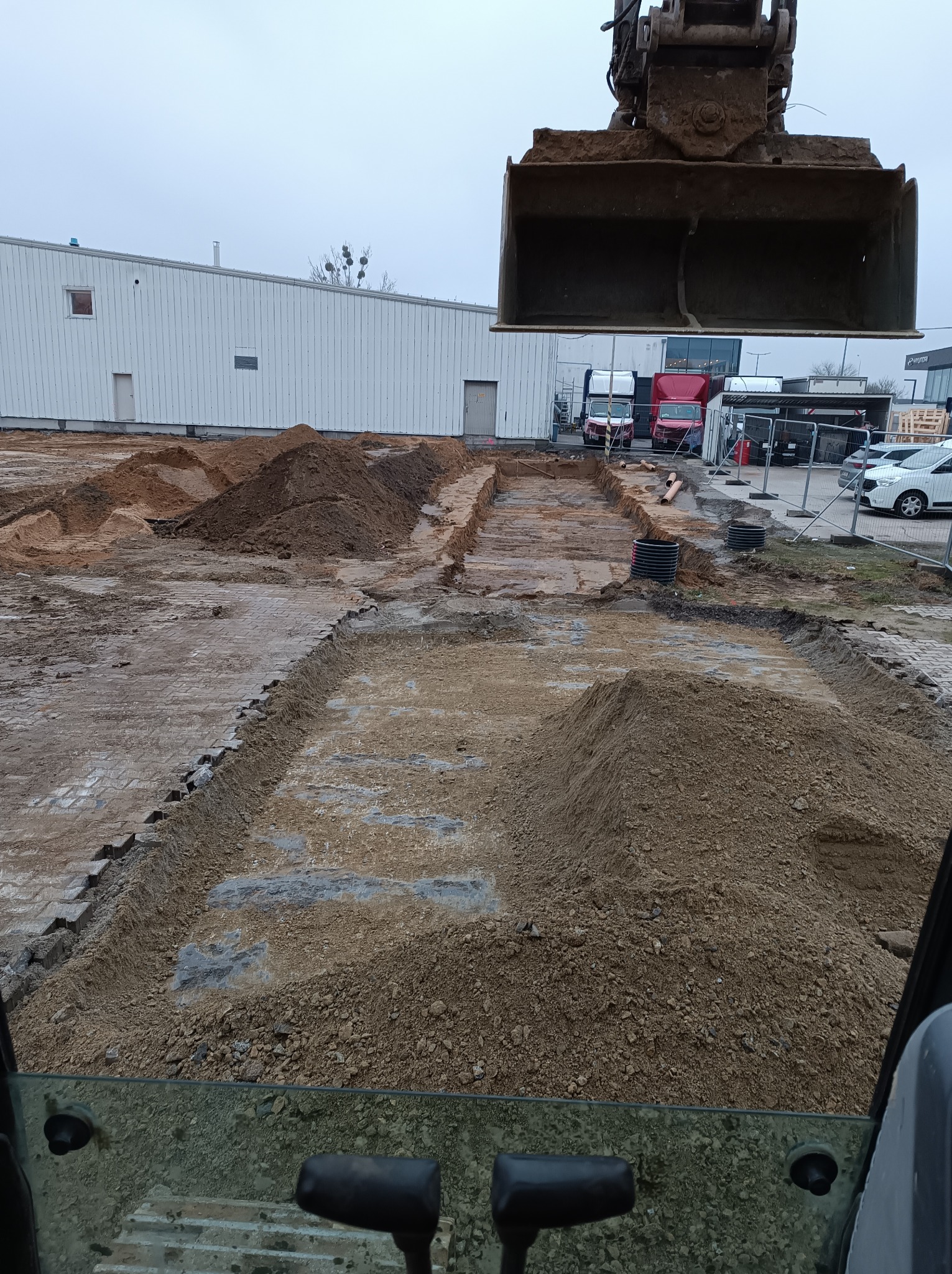 Usuwanie kostki , kruszywa warstwowo + profilacja pod stopy