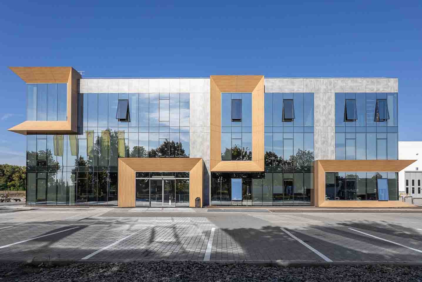 Płyty HPL Fundermax zostały wykorzystane do stworzenia fasady salonu VOLVO