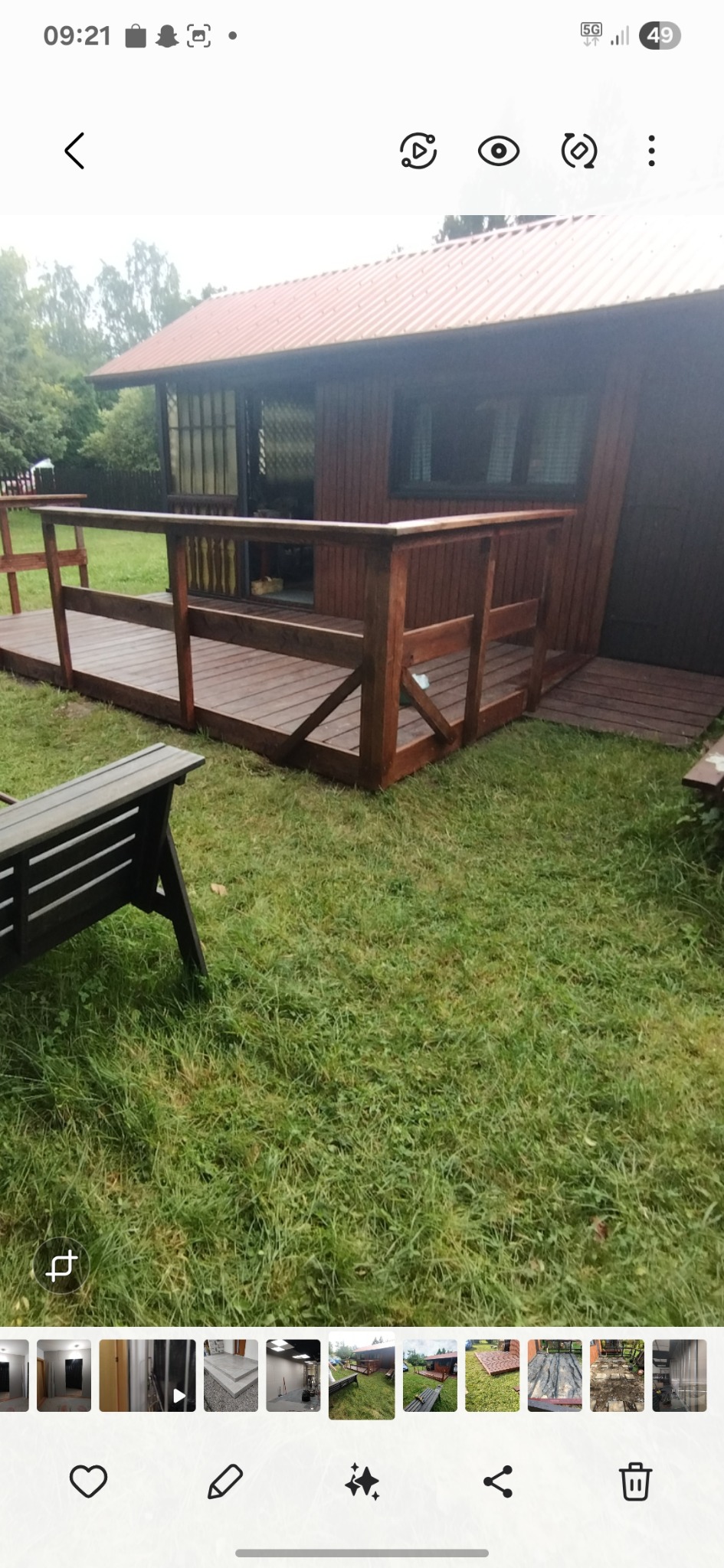 Drewniana altana z tarasem w Stróży, świeżo po renowacji. Widoczne detale wykończenia i impregnacji drewna. Otoczenie: trawnik.