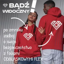 Dwoje modeli prezentuje czerwone bluzy z kapturem z odblaskowym nadrukiem logo na piersi i plecach, promujące widoczność po zmroku.