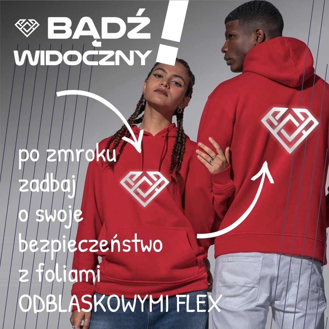 Dwoje modeli prezentuje czerwone bluzy z kapturem z odblaskowym nadrukiem logo na piersi i plecach, promujące widoczność po zmroku.