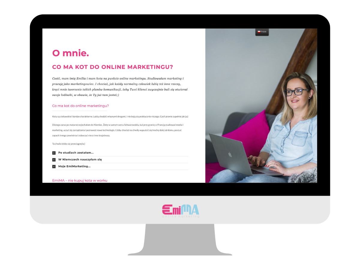 Kobieta z blond włosami siedząca na kanapie z laptopem, obok różowa poduszka, na ekranie monitora widoczna strona internetowa z tekstem o online marketingu oraz logo EmiMA marketing.