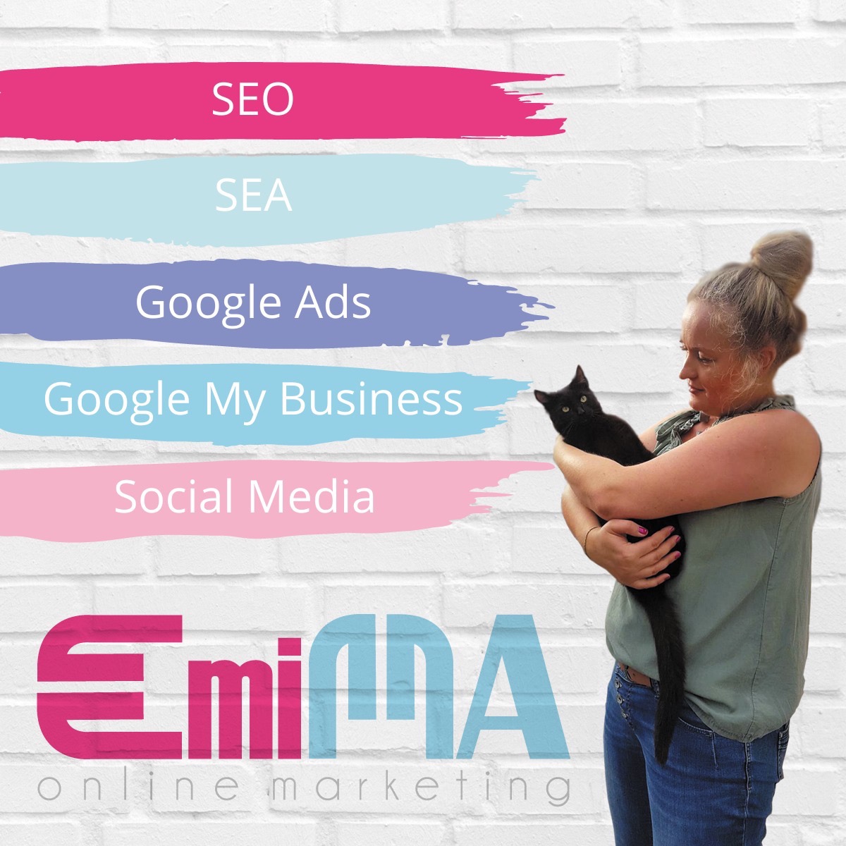 Kobieta trzyma czarnego kota na tle białej ceglanej ściany z napisami SEO, SEA, Google Ads, Google My Business, Social Media i logo firmy Emima Online Marketing.