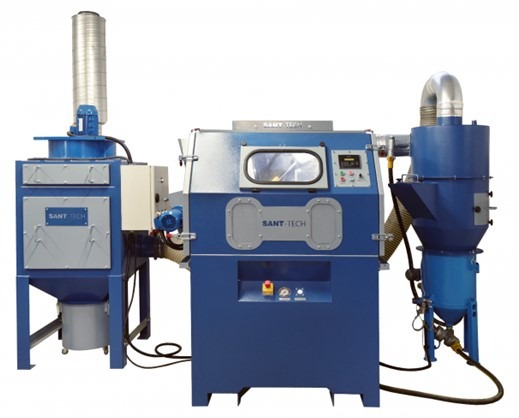 Profesjonalna maszyna do obróbki strumieniowo-ściernej, widok z przodu, z elementami filtracyjnymi i sterującymi, oznaczona logo producenta Sant-Tech.