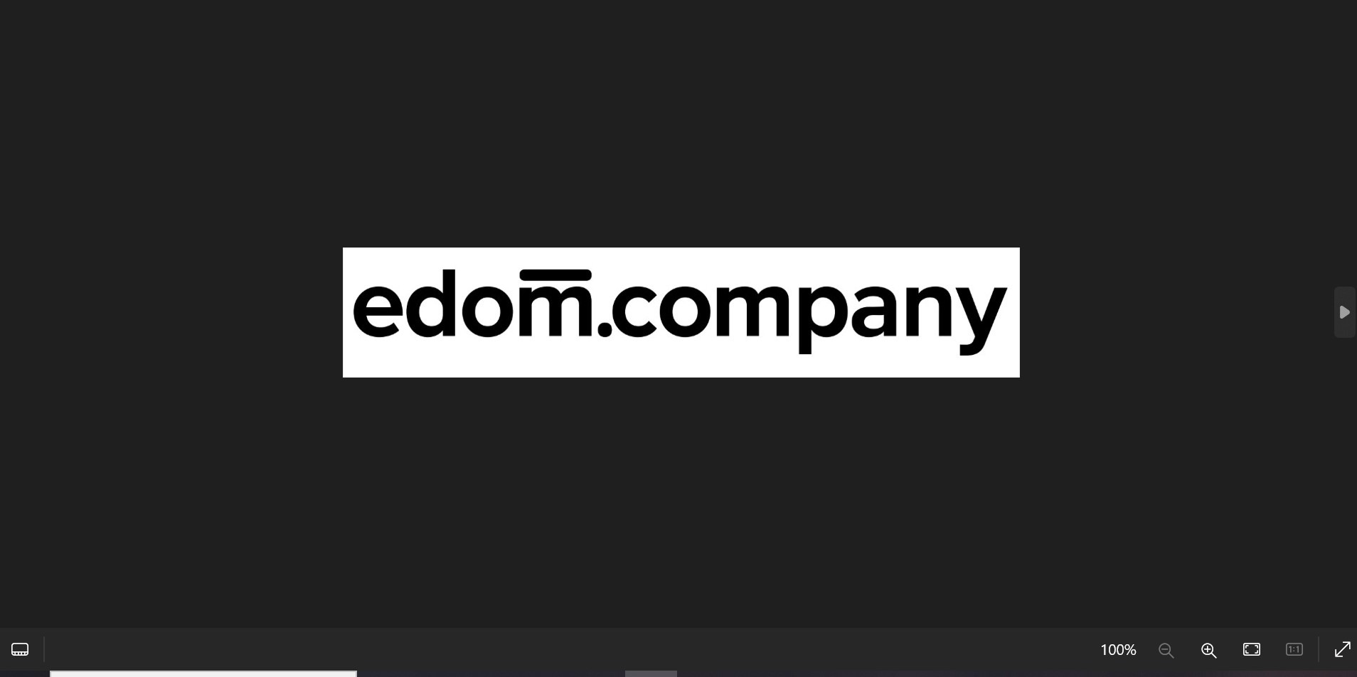 Logo firmy edom.company na białym tle, umieszczone centralnie na ciemnoszarym ekranie.