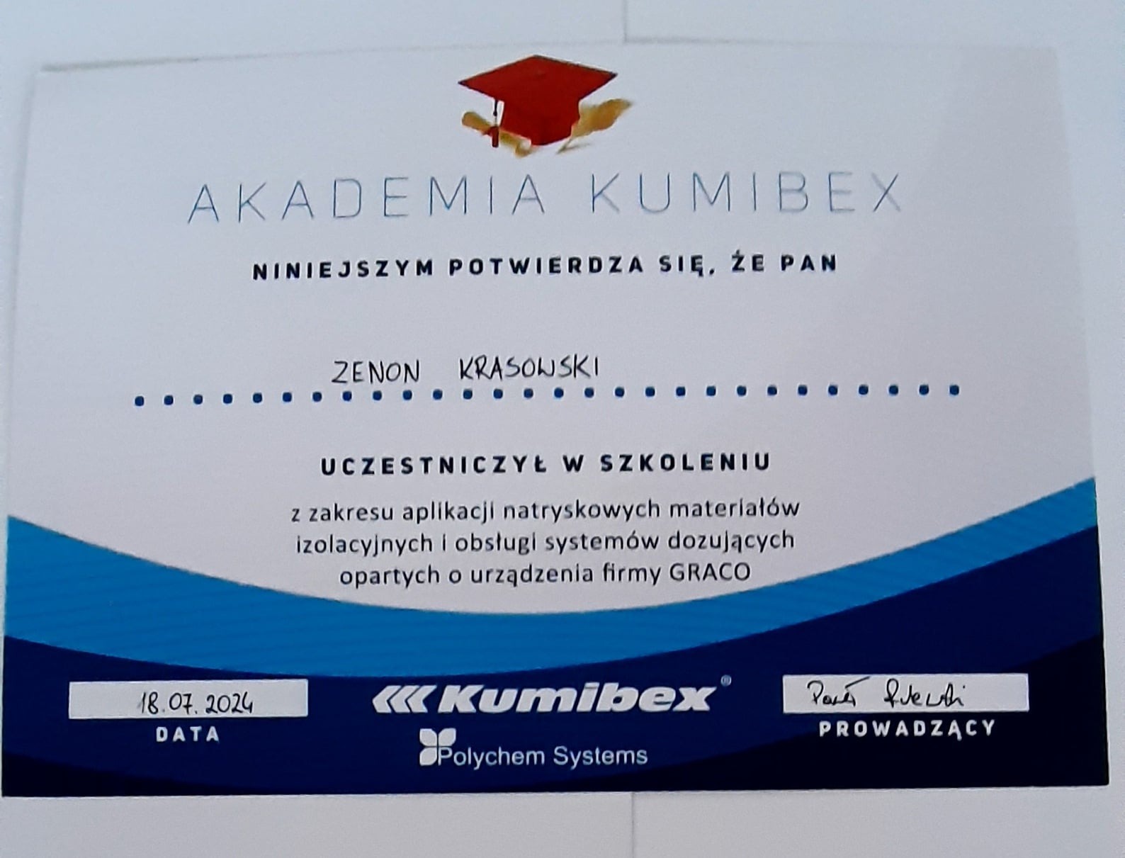 Certyfikat Akademii Kumibex potwierdzający uczestnictwo Zenona Krasowskiego w szkoleniu z zakresu aplikacji natryskowych materiałów izolacyjnych i obsługi systemów dozujących opartych o urządzenia...
