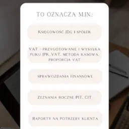 Grafika reklamowa biura rachunkowego Taxett z ofertą usług: księgowość JDG i spółek, VAT, sprawozdania finansowe, zeznania roczne PIT, CIT, raporty na potrzeby klienta. Na biurku laptop, notatnik...
