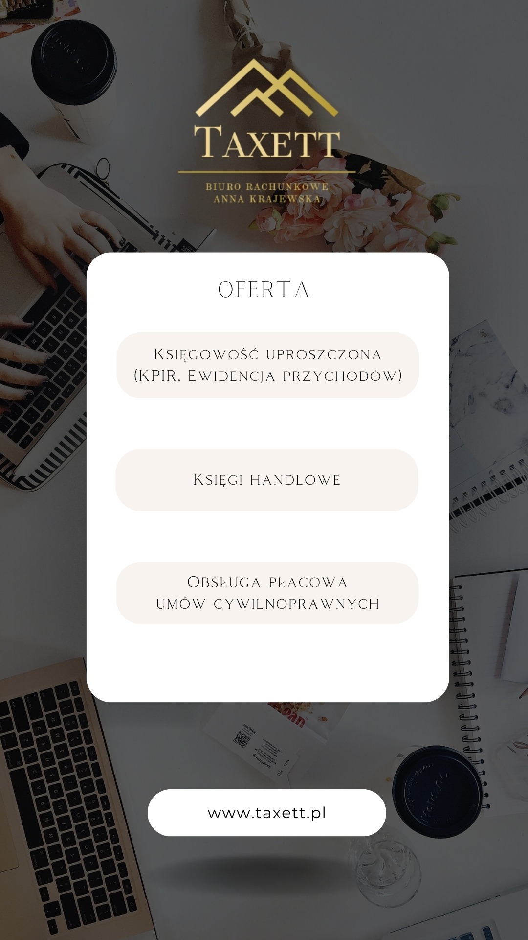 Grafika reklamowa biura rachunkowego Taxett z ofertą usług: księgowość uproszczona, księgi handlowe, obsługa płacowa umów cywilnoprawnych; widoczne dłonie na laptopie, notatnik, kawa i kwiaty.