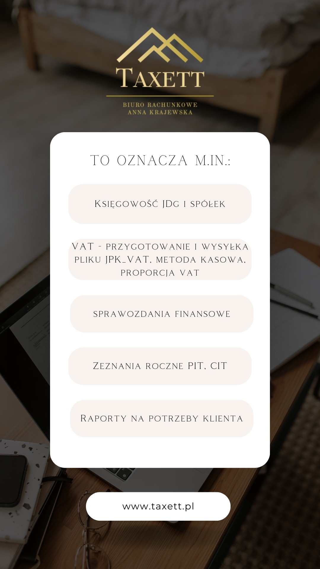 Grafika reklamowa biura rachunkowego Taxett z ofertą usług: księgowość JDG i spółek, VAT, sprawozdania finansowe, zeznania roczne PIT, CIT, raporty na potrzeby klienta. Na biurku laptop, notatnik...