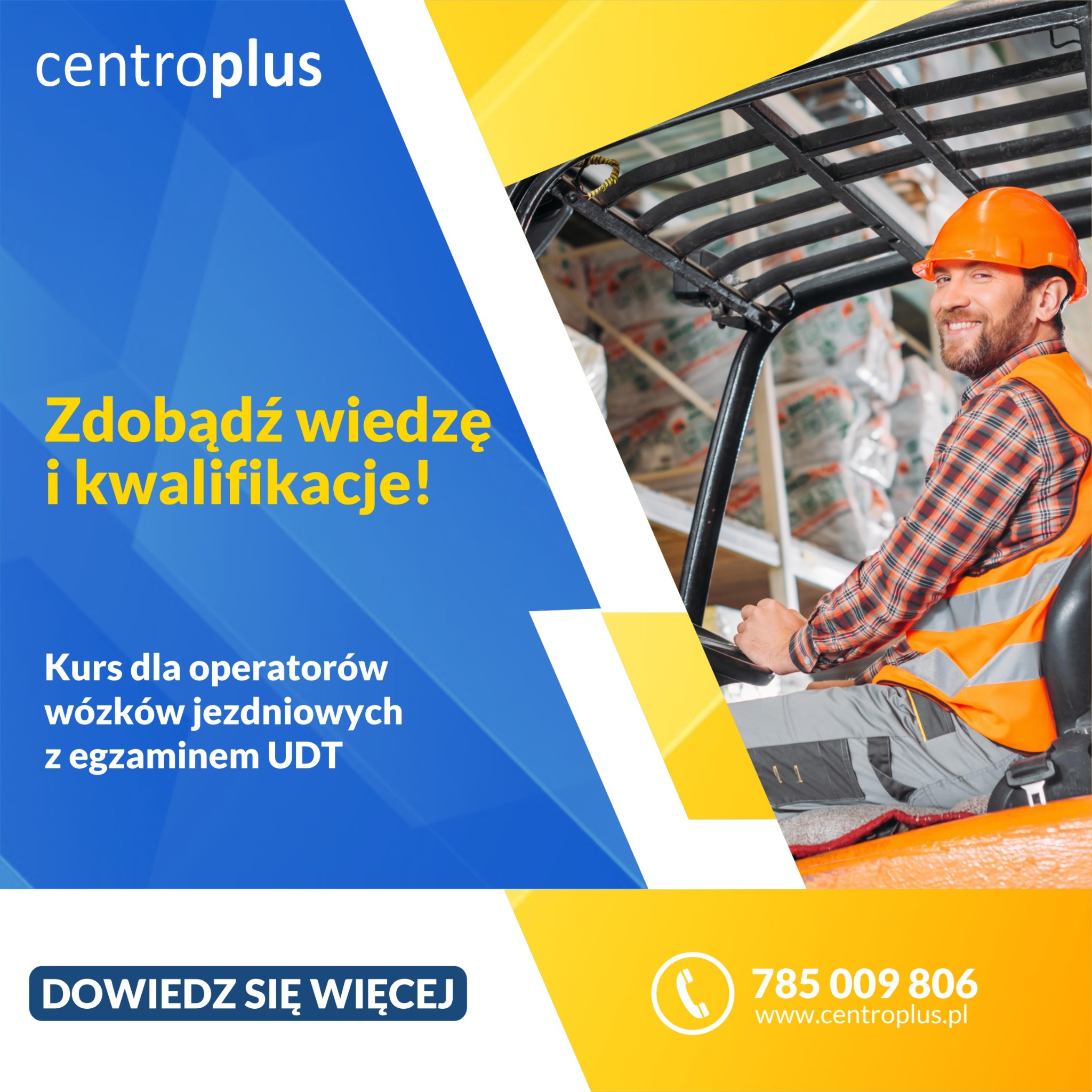 Mężczyzna w pomarańczowym kasku i kamizelce odblaskowej uśmiecha się siedząc za sterami wózka widłowego w magazynie.