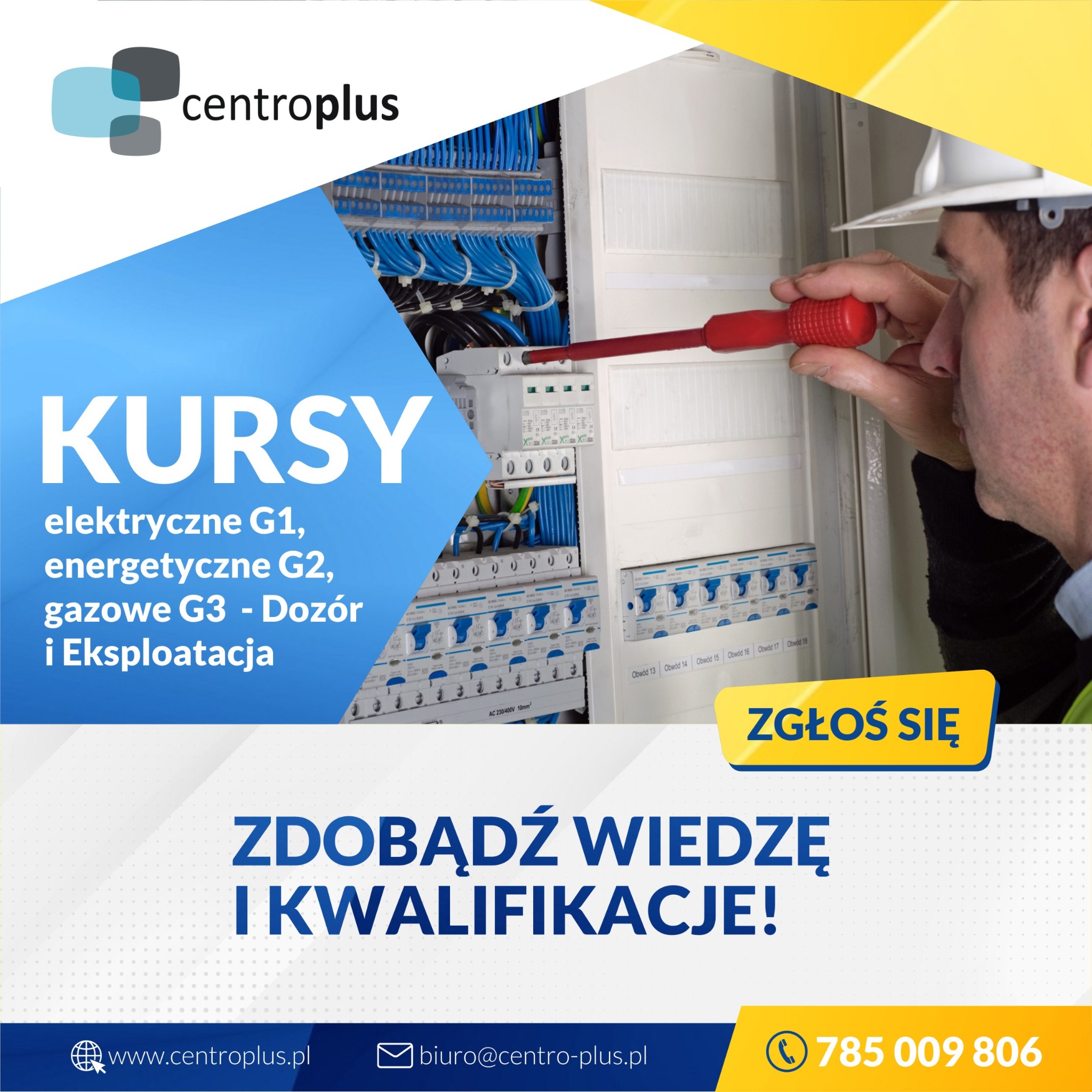 Elektryk w białym kasku, używający czerwonego śrubokręta przy skrzynce z bezpiecznikami i niebieskimi przewodami, na zdjęciu promocyjnym kursów elektrycznych G1, G2, G3