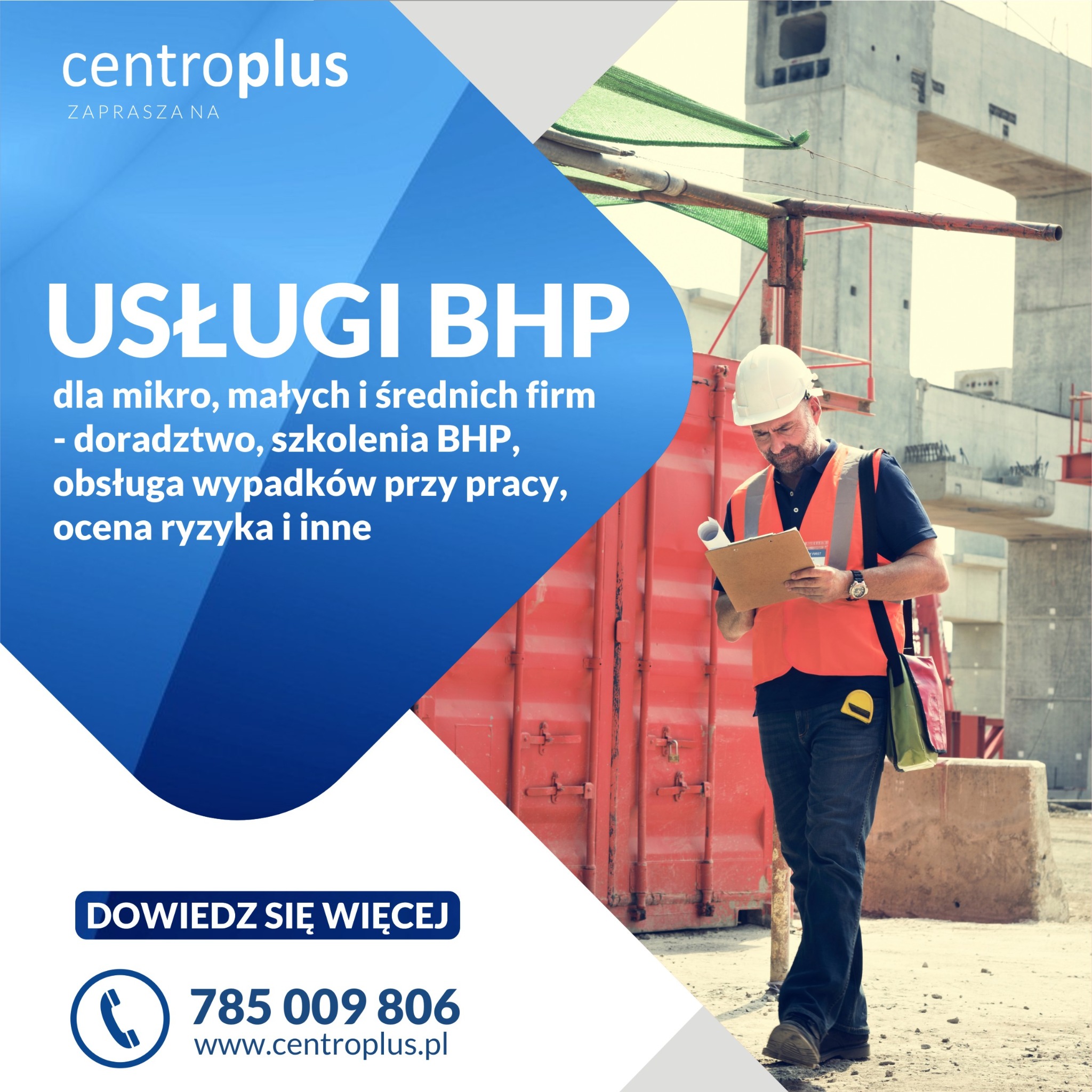 Mężczyzna w kasku i kamizelce odblaskowej przegląda dokumenty na budowie, w tle czerwony kontener i elementy konstrukcyjne.