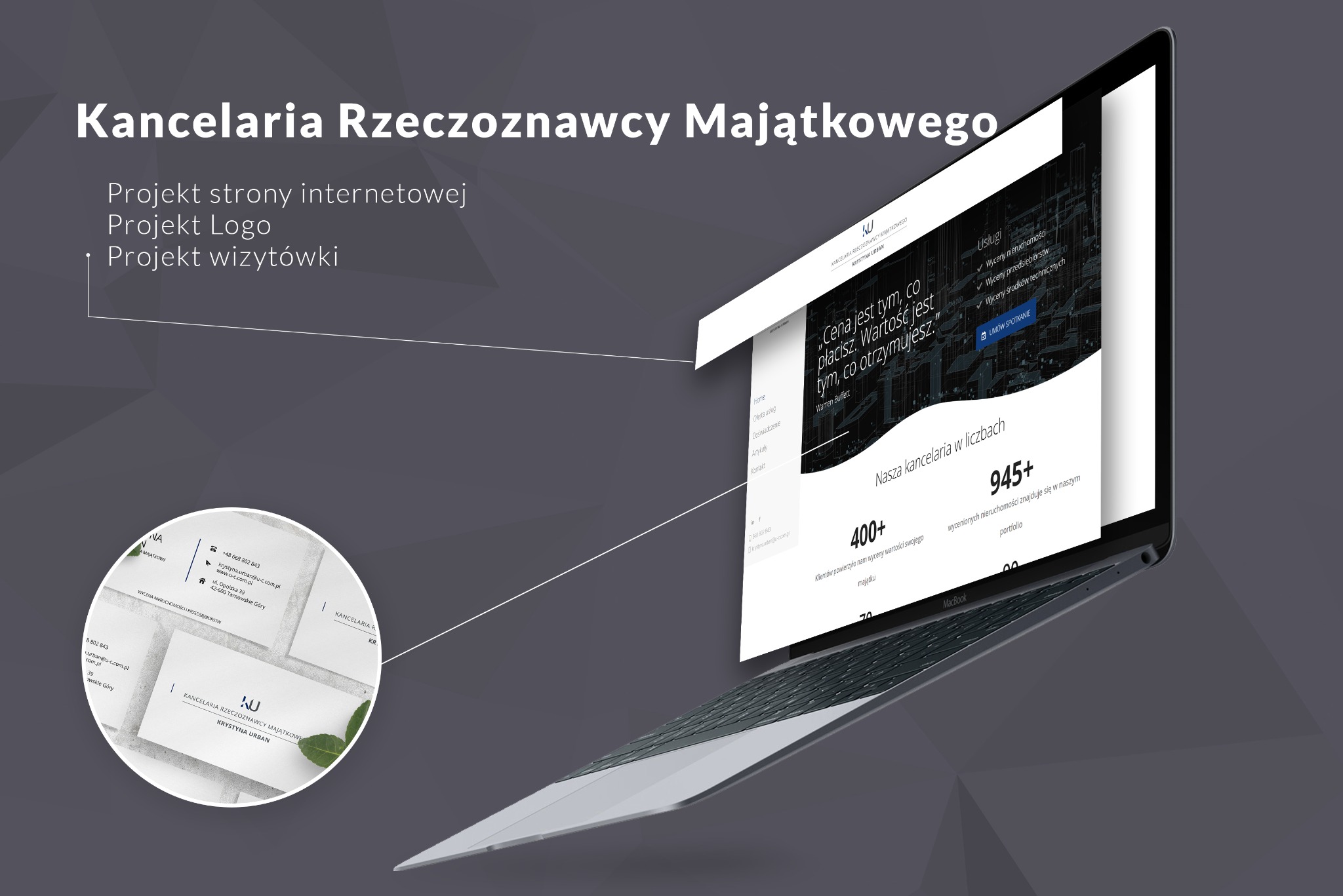 Laptop z wyświetloną stroną internetową kancelarii rzeczoznawcy majątkowego oraz wizytówki z logo firmy, prezentacja projektu.