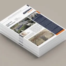 Stos ulotek reklamowych z motywami miasta Gdynia, zawierających tekst i zdjęcia, ułożonych na jasnoszarym tle.