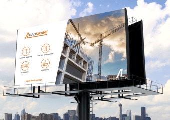 Billboard reklamowy z wizualizacją budowy i logo firmy Baukrane na tle panoramy miasta i błękitnego nieba z chmurami.