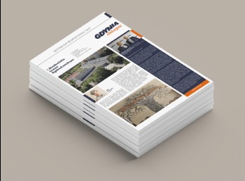 Stos ulotek reklamowych z motywami miasta Gdynia, zawierających tekst i zdjęcia, ułożonych na jasnoszarym tle.