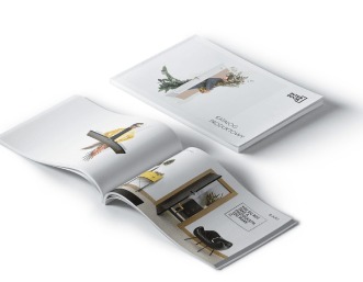 Dwa katalogi produktowe z minimalistycznymi grafikami i układami wnętrz, leżące na białym tle. Otwarty katalog prezentuje czarne krzesło i nowoczesny stolik kawowy, drugi katalog jest zamknięty...