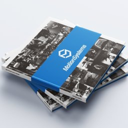 Na Wczoraj - Stos trzech katalogów firmowych MotionSystems z niebieskim paskiem, zawierających czarno-białe zdjęcia maszyn i urządzeń, leżących na białym tle.