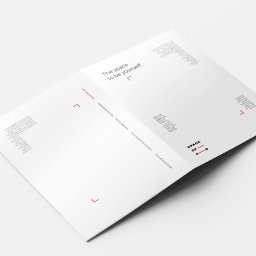 Na Wczoraj - Rozłożona, biała broszura reklamowa z minimalistycznym designem, prezentująca hasło 'The space to be yourself' oraz dane kontaktowe firmy Space of Ad, leżąca na białym tle.