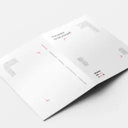 Rozłożona, biała broszura reklamowa z minimalistycznym designem, prezentująca hasło 'The space to be yourself' oraz dane kontaktowe firmy Space of Ad, leżąca na białym tle.