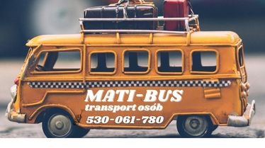 Żółty, zabawkowy bus z bagażami na dachu, z napisem 'MATI-BUS transport osób' i numerem telefonu, ustawiony na rozmytym tle.