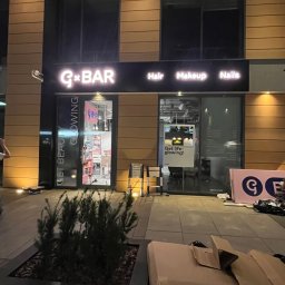 Montaż szyldu salonu urody