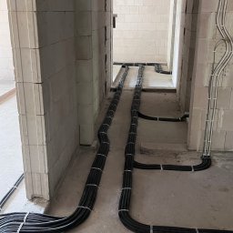 Montaż przewodów w nowym domu 