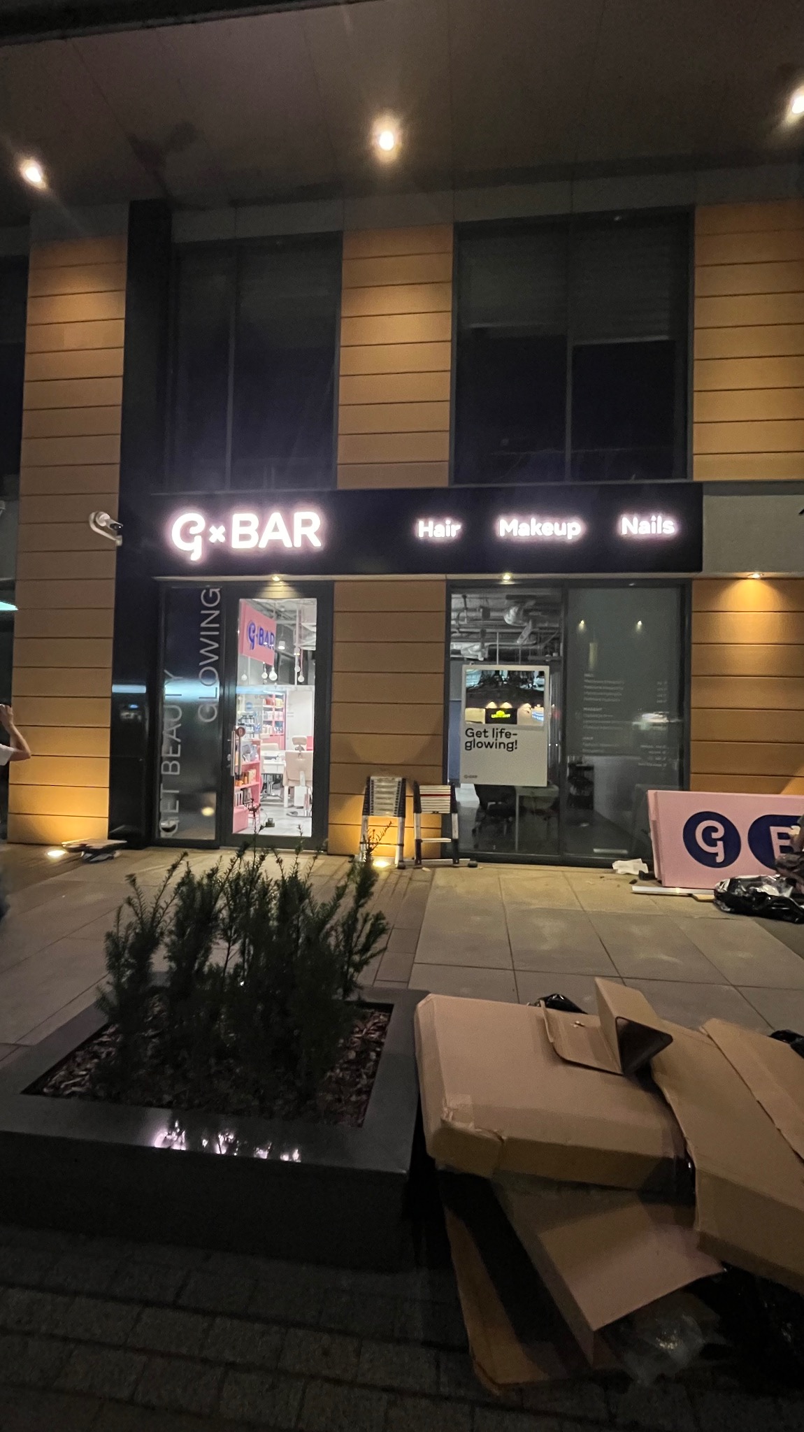 Montaż szyldu salonu urody