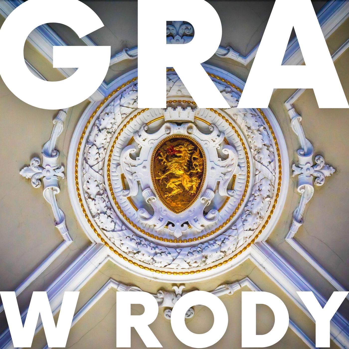 Dekoracyjny sufit z herbem złotego lwa na tle białych ornamentów i złotych akcentów, widoczne duże białe litery tworzące napis.