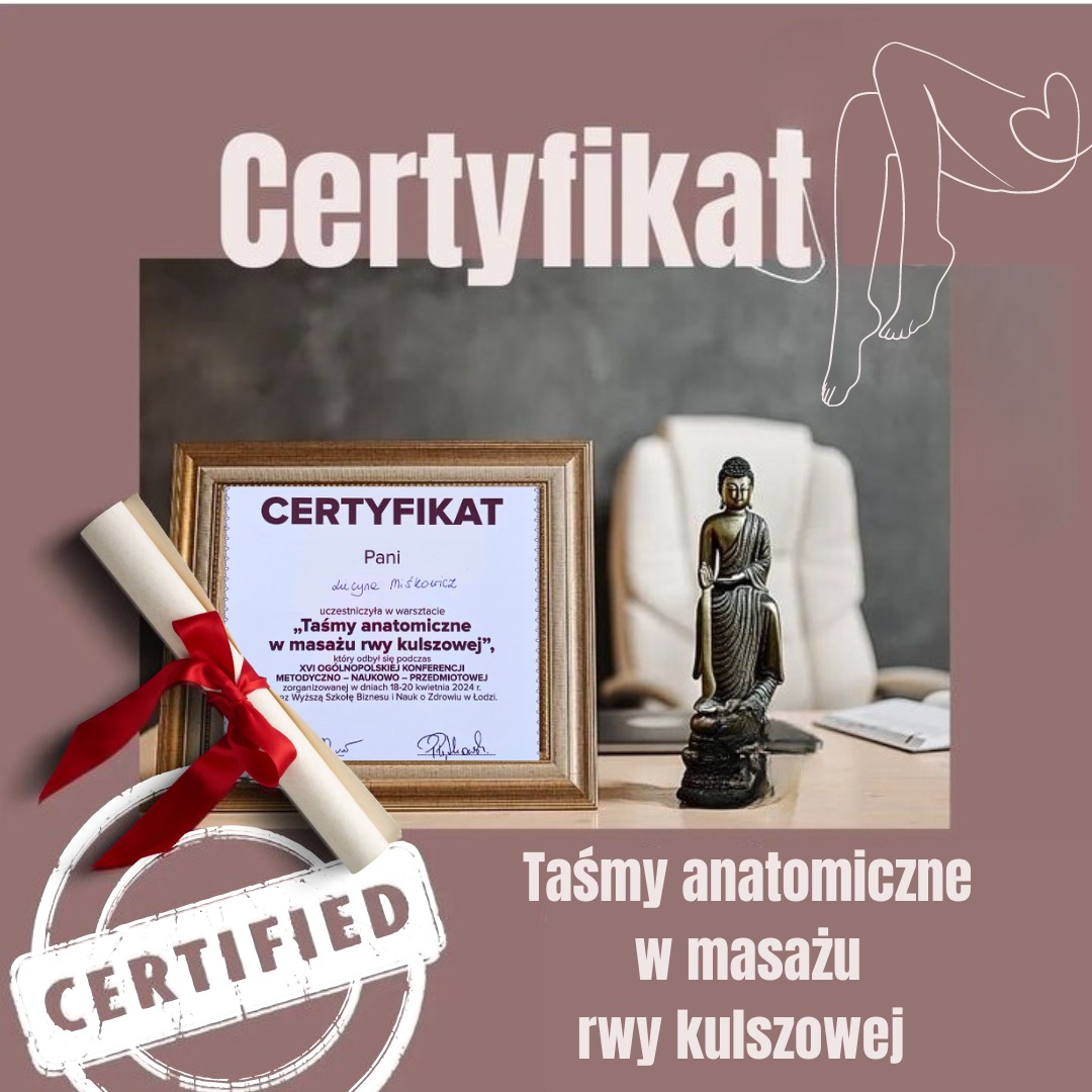 Certyfikat ukończenia warsztatu 'Taśmy anatomiczne w masażu rwy kulszowej' oprawiony w ramkę, obok stoi figurka Buddy, na tle biurowego krzesła, z elementami graficznymi i napisem 'Certified'.