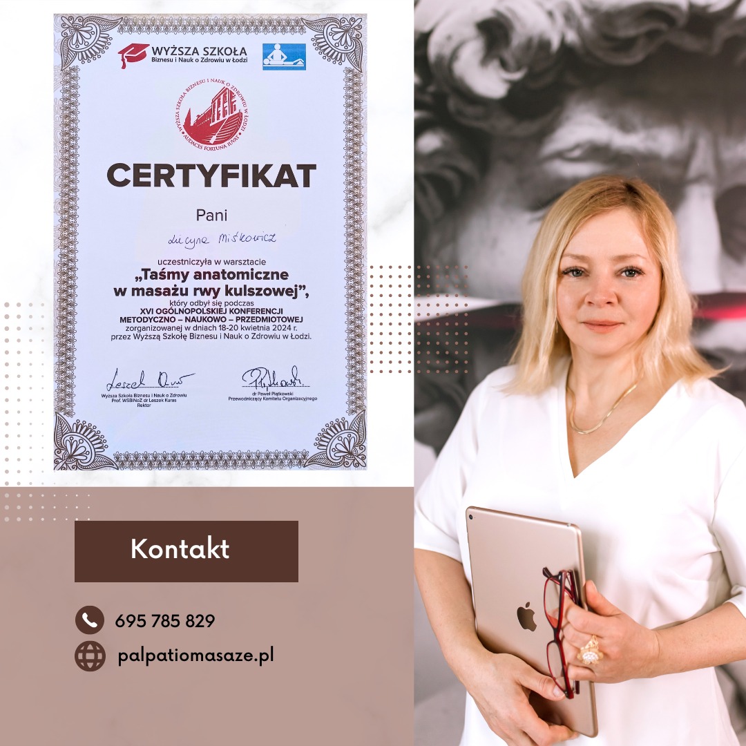 Kobieta trzymająca tablet i okulary obok certyfikatu ukończenia warsztatu z masażu rwy kulszowej, na tle grafiki przedstawiającej rzeźbę.