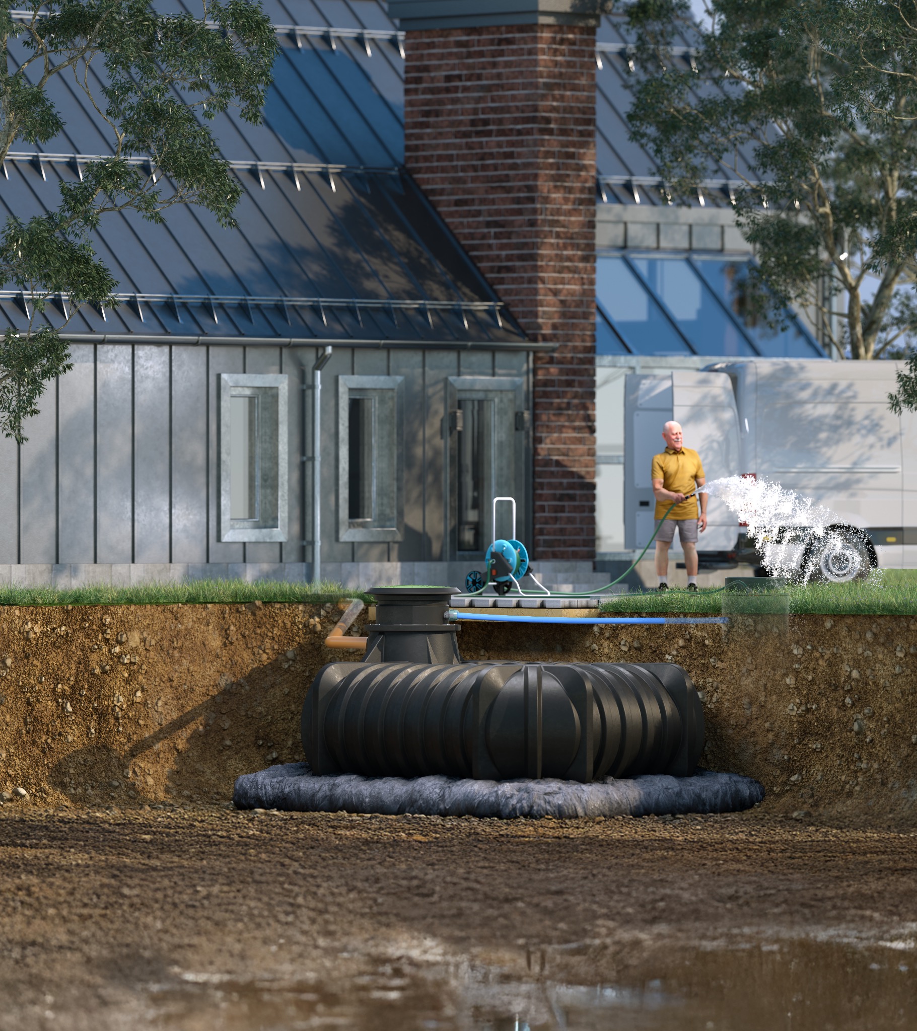 Wykop z widoczną podziemną instalacją zbiornika na ścieki, z podłączeniem do domu i pracownikiem spłukującym teren wodą z węża.