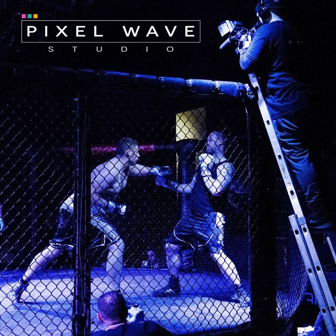 Kamerzysta na drabinie filmuje walkę MMA w klatce; widoczne logo studia Pixel Wave.