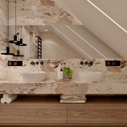 Design Atelier - Nowoczesna łazienka na poddaszu z marmurowymi ścianami i blatem, dwie białe umywalki nablatowe, czarne baterie, minimalistyczne oświetlenie wiszące i drewniana szafka pod umywalką.