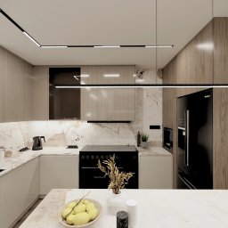 Design Atelier - Wizualizacja nowoczesnej kuchni z marmurowym blatem, czarnym piekarnikiem i lodówką, oświetleniem LED i dekoracyjnymi elementami jak owoce w misce i kwiaty w wazonie.