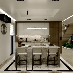 Design Atelier - Nowoczesna kuchnia z marmurową wyspą i trzema krzesłami barowymi. Minimalistyczne oświetlenie, drewniane akcenty i schody w tle. Elegancki design wnętrza.