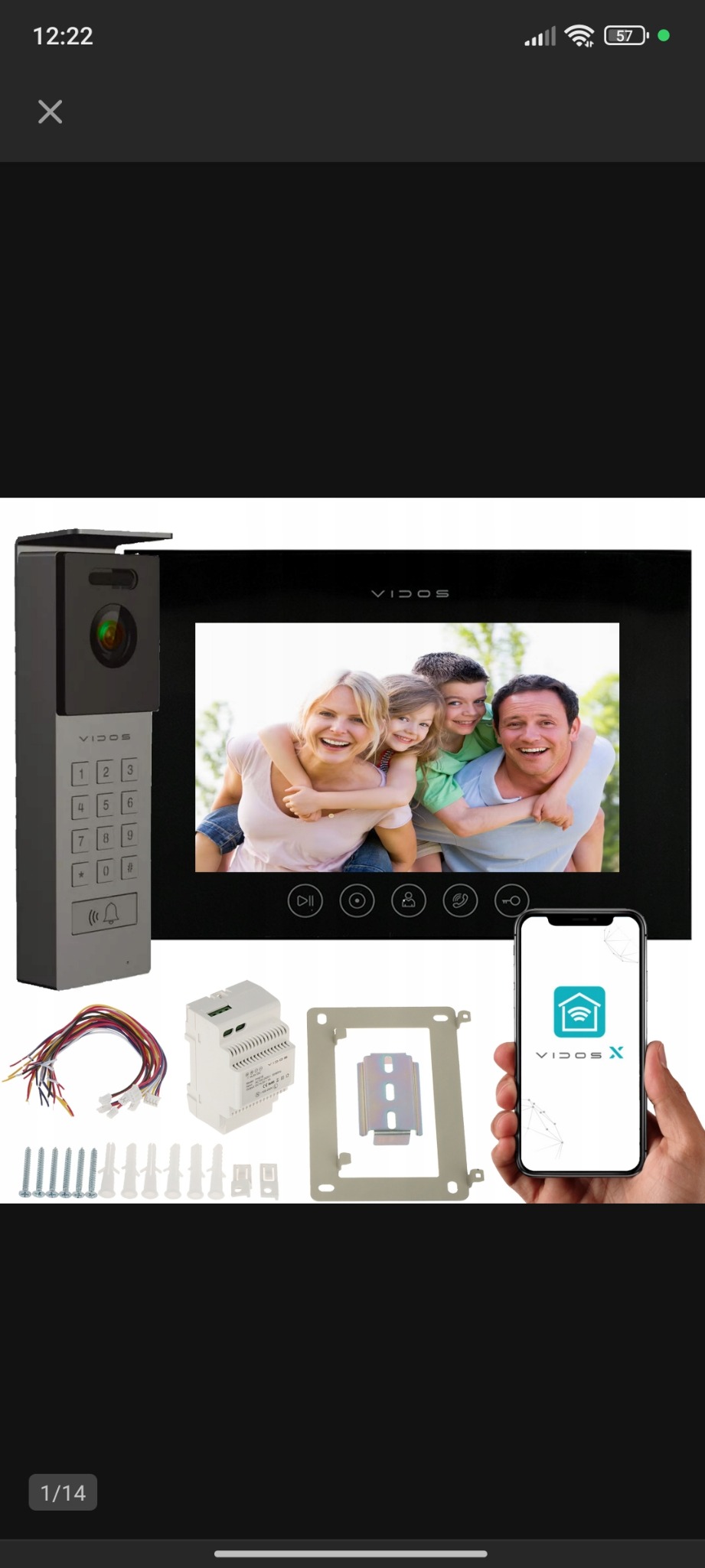 Zestaw wideodomofonowy Vidos z panelem zewnętrznym z kamerą, monitorem z wyświetlanym zdjęciem rodziny i aplikacją mobilną na smartfonie, wraz z akcesoriami montażowymi i zasilaczem.