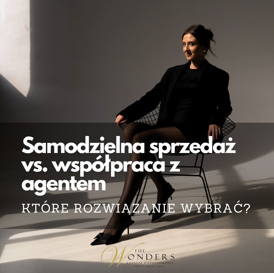 Elegancka kobieta w czarnym stroju siedzi na krześle na tle minimalistycznego studia z hasłem 'Samodzielna sprzedaż vs. współpraca z agentem. Które rozwiązanie wybrać?' oraz logo agencji...