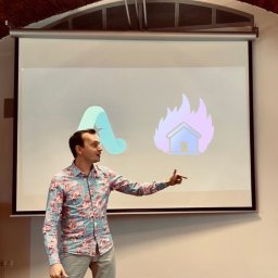 Praktyczne szkolenia biznesowe w akcji! Erik z Trainers House Company podczas prowadzenia warsztatów dla firm. Specjalizujemy się w doradztwie HR, szkoleniach sprzedażowych i budowaniu kompetencji menedżerskich. Działamy na Śląsku oraz w całej Polsce.