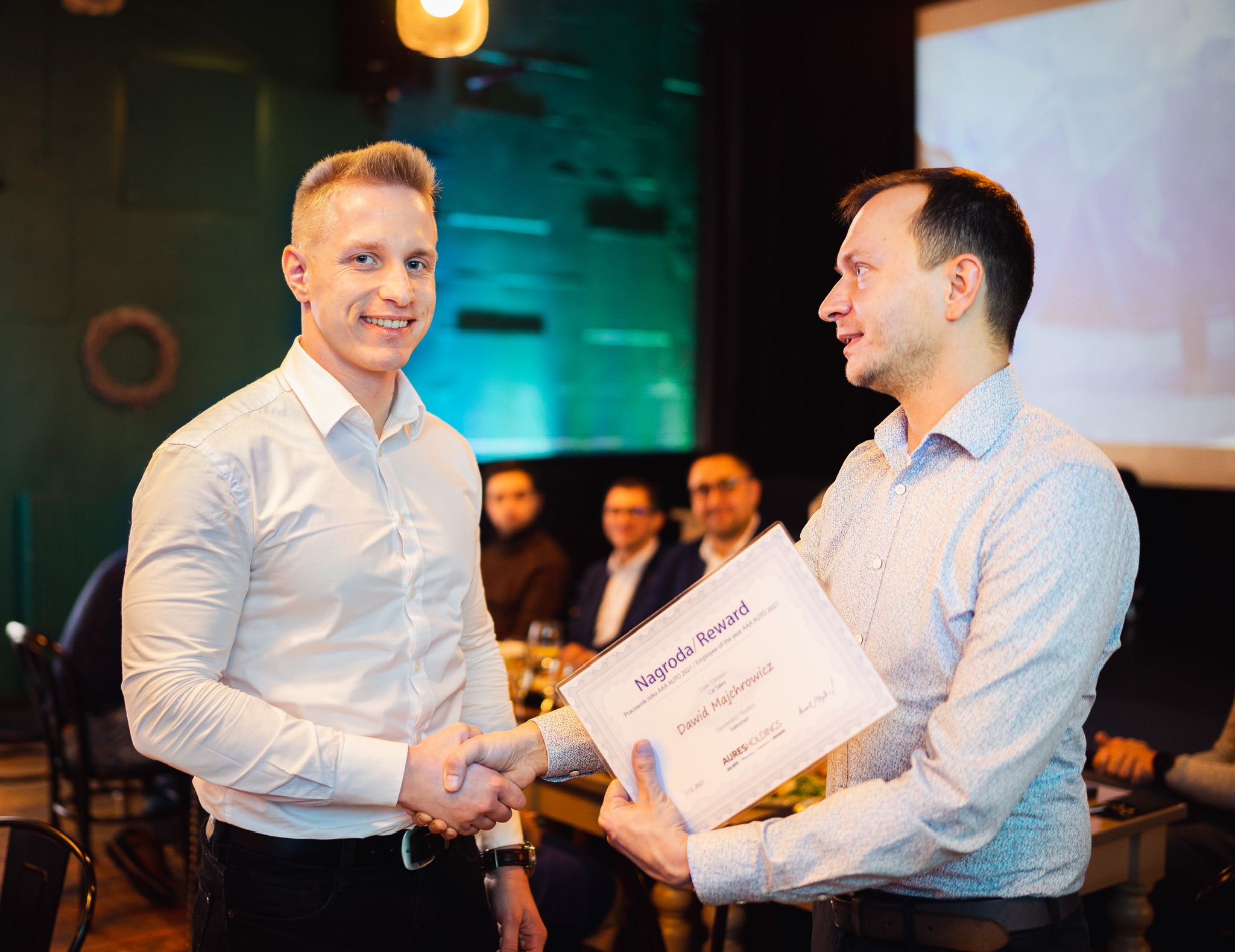 Wręczenie nagrody pracownikowi roku Dawidowi Majchrowiczowi z AURESHOLDINGS za wyniki w sprzedaży samochodów AAA AUTO 2021 podczas uroczystości firmowej.