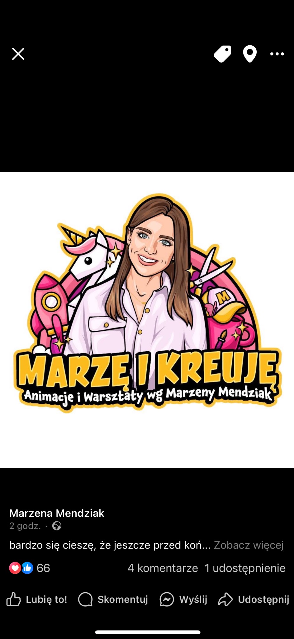 Ilustracja graficzna przedstawiająca portret kobiety otoczonej elementami graficznymi, takimi jak jednorożec, rakieta, nożyczki i kubek z napisem 'M', całość w jasnej, pastelowej kolorystyce,...