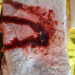 Bartosz Wiśniewski Usługi Medyczne WIS-MED - Symulacja rany z krwią na manekinie do ćwiczeń pierwszej pomocy, widoczne ślady po naklejeniu i odklejeniu materiału.