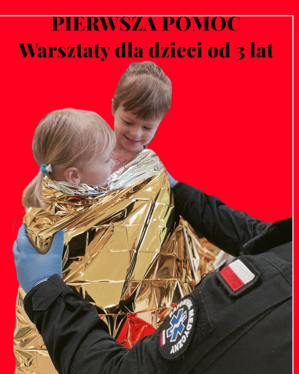 Warsztaty pierwszej pomocy dla dzieci od 3 lat: instruktor w uniformie owija dwójkę uśmiechniętych dzieci kocem termicznym na czerwonym tle.